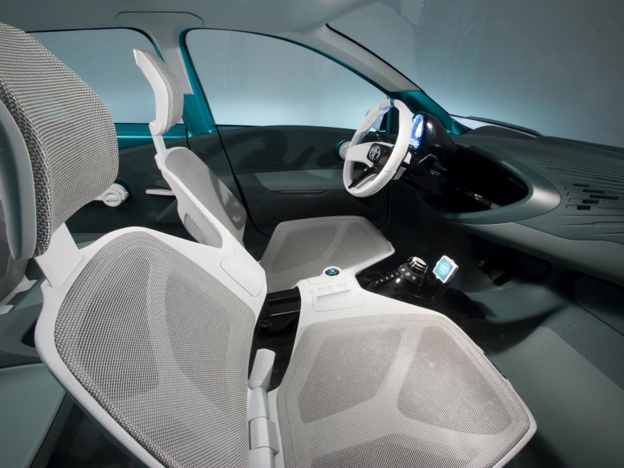  Toyota Prius C Concept 2011 года  (фото 7 из 37)